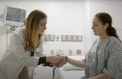 Кодирование Аквилонг в городе Верхняя Салда Врач держит пациентку за руку